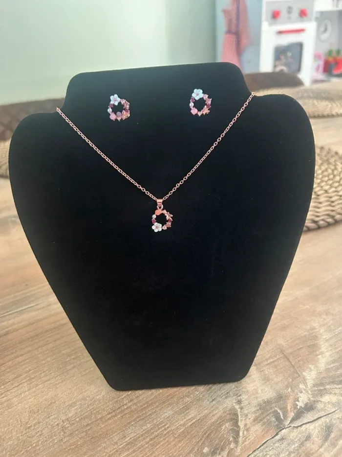 Parure collier + boucles d’oreilles fleuries fantaisie Neuve