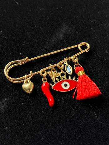 Broche breloques rouge et doré pendentifs
