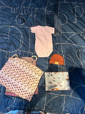 Lot pour bébé(bonnet,bavoir,..)