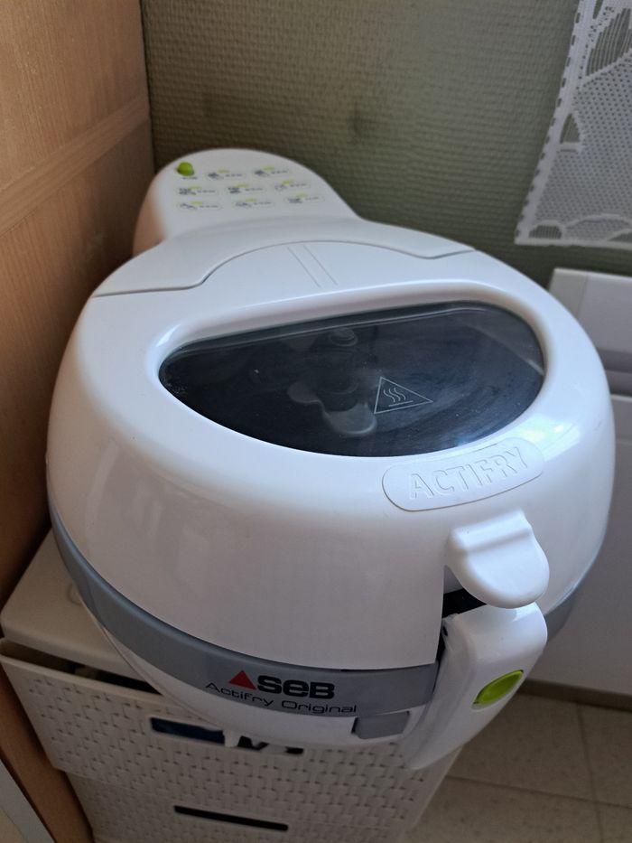 Friteuse sans huile Seb ActiFry (airfryer)
Capacité : 1kg de frite - photo numéro 4