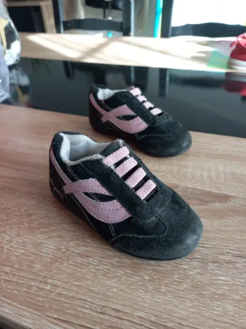 Basket bébé noir et rose T23