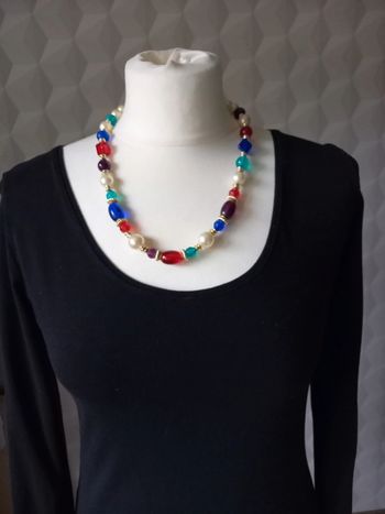 Collier de perles multicolores