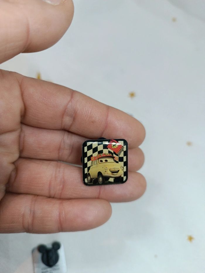 Pin's pins badge personnage Pixar cars figurine ami Friends flash McQueen - photo numéro 4