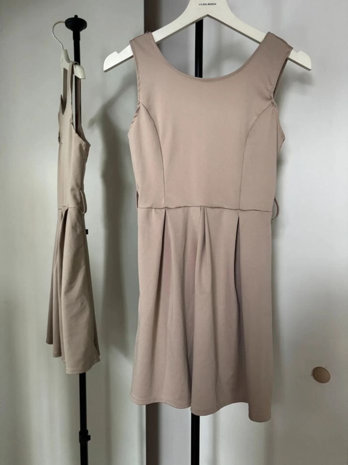 Robe courte beige élastique petite dos nu