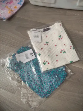 Ensemble short et tee shirt taille 5 ans neuf avec étiquette