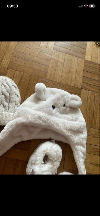 Lot 2 bonnets et des chaussons lapin pour bébé