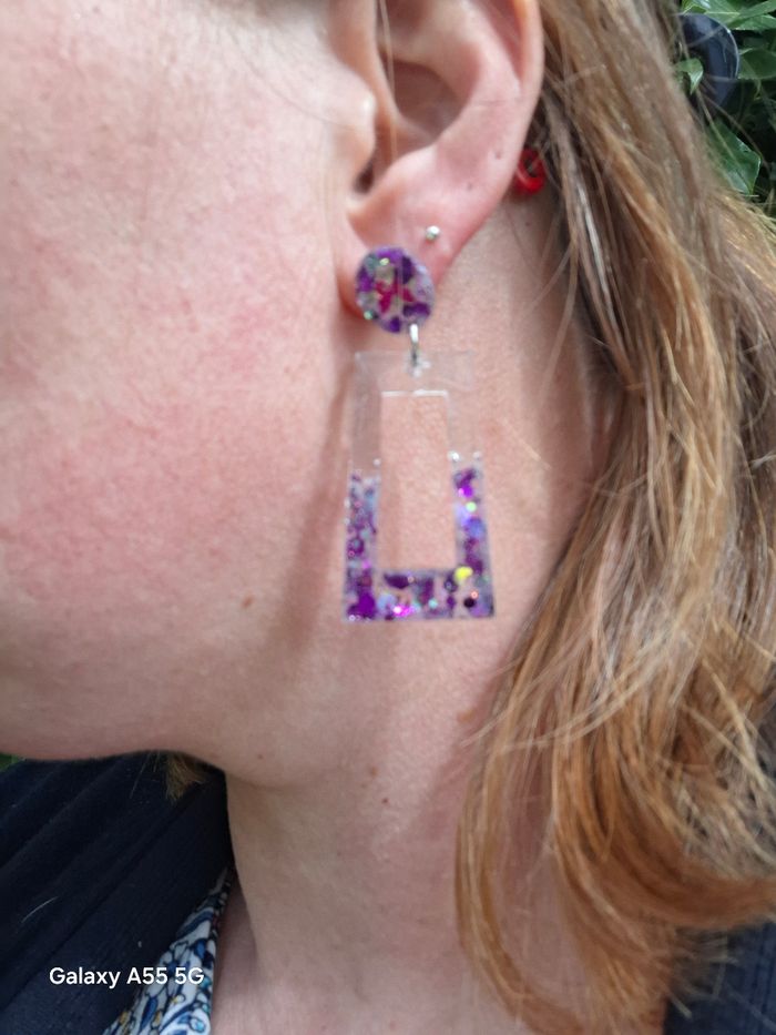 Confettis Glamour – Boucles d’oreilles géométriques rose scintillant - photo numéro 3