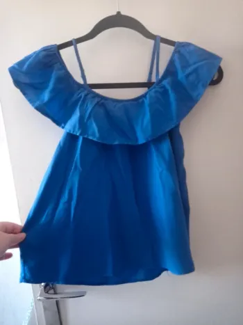 Haut bleu pour petite fille