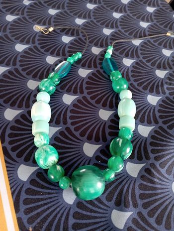 Long collier boules vertes