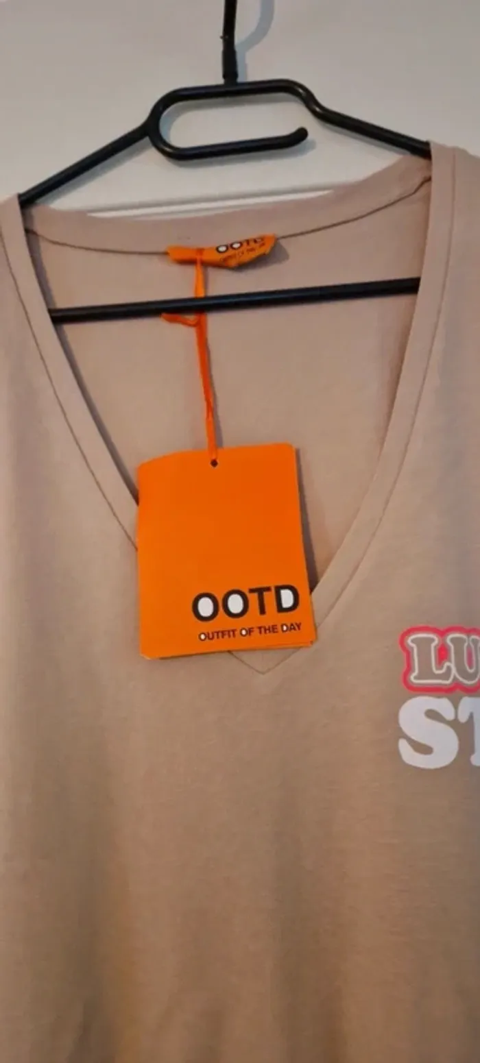 T-shirt OOTD beige et fushia neuf avec étiquette - photo numéro 2