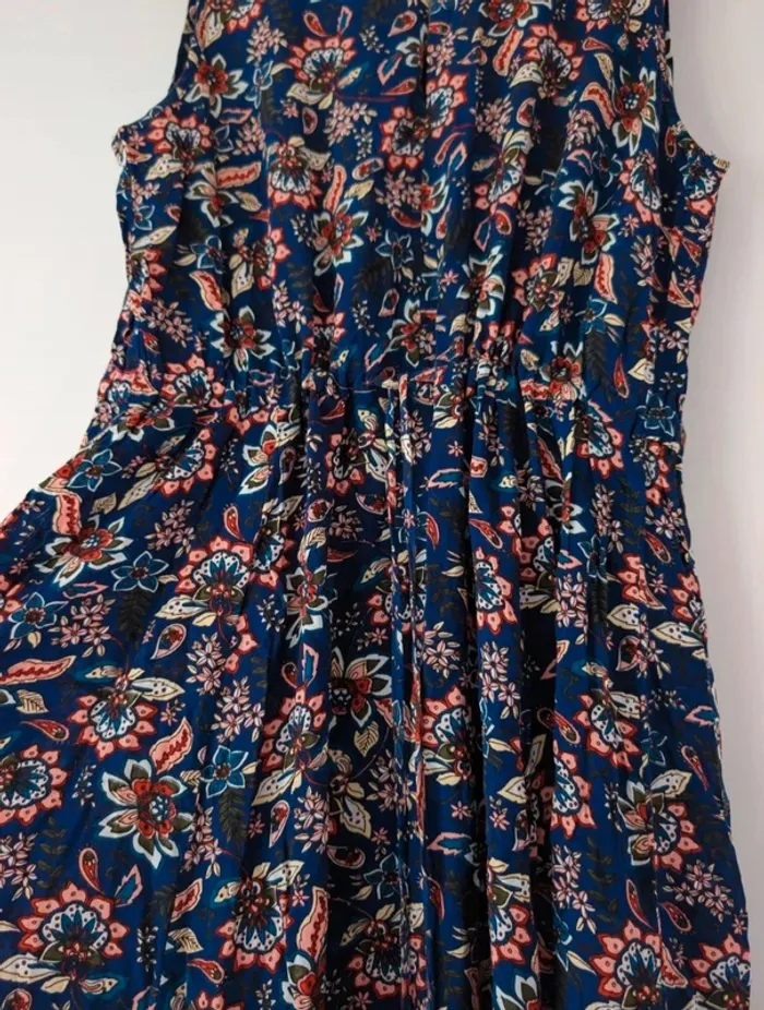 Robe d'été longue
Coupe asymétrique 
Couleur bleu marine à fleurs 
Taille 40 - photo numéro 6