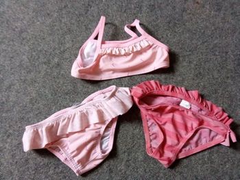 Ensemble Maillot de bain 2 pièces bébé fille Verbaudet  18 mois, rose fushia et rose perle froufrou, haut et bas, piscine, plage, mi saison, été