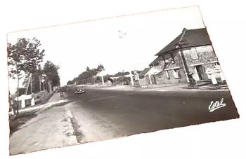 Carte postale ancienne  Les Essarts-le-Roi (Yvelines)  Route Nationale  N°10