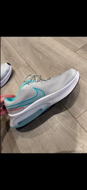 Chaussure basket Nike air zoom blanche et turquoise taille 39