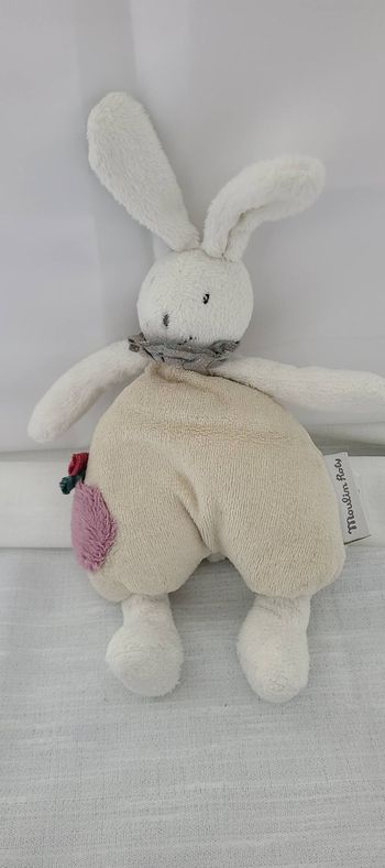 Doudou lapin MOULIN ROTY blanc beige violet grelot