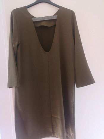 Robe vert avec bandeau doré dans le dos taille 38