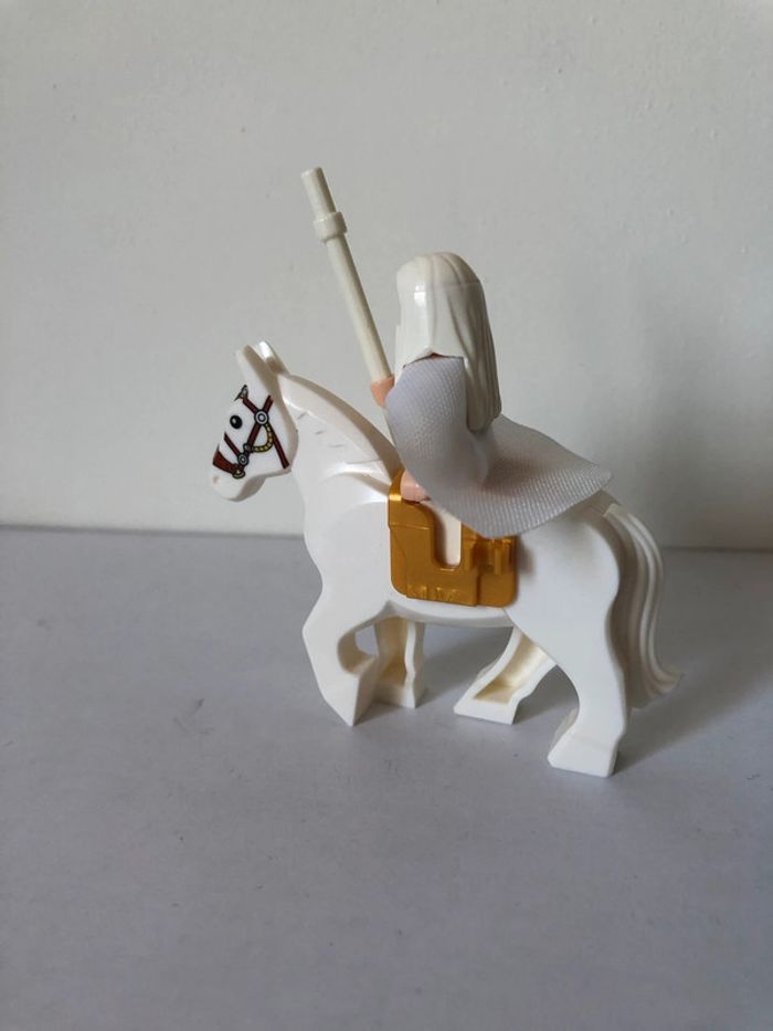 Figurine type lego Gandalf le mage blanc à cheval. le seigneur des anneaux - photo numéro 2