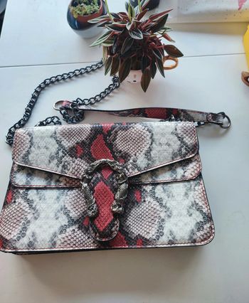 Sac pochette python rose foncé blanc et gris à chaîne