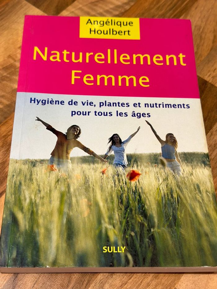 Naturellement femme: hygiène de vie, plantes et nutriments pour tous les âges