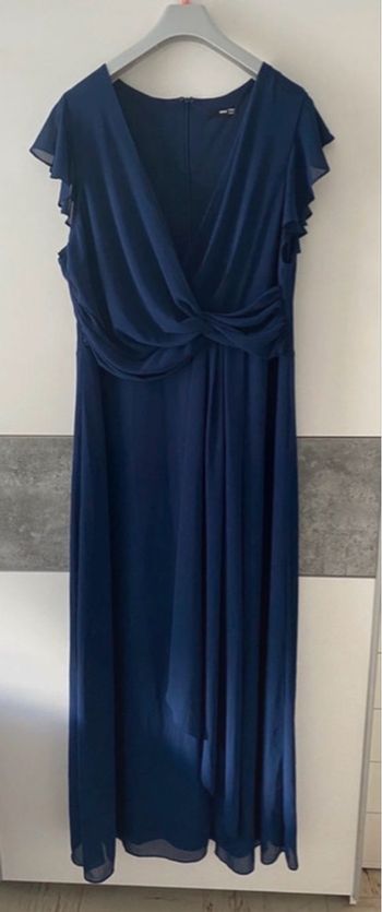 Robe longue à volant et manche évasée  - TFNC Plus  - Asos