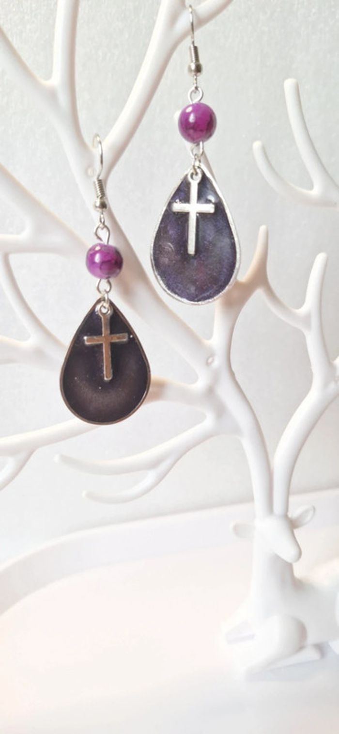 Boucles d’oreilles phosphorescente gothiques noires / mauve& croix - photo numéro 3
