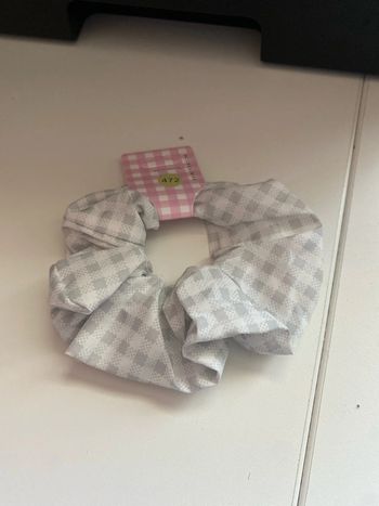 Chouchou blanc à motifs gris clair