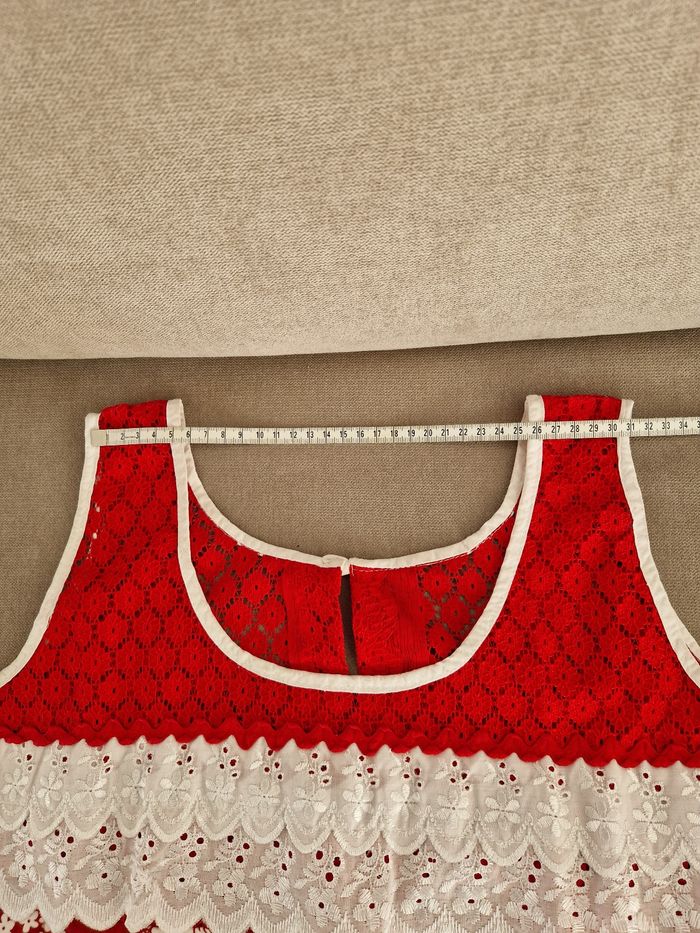 Robe polynésienne rouge a fleurs blanche à définitions dentelle - photo numéro 7