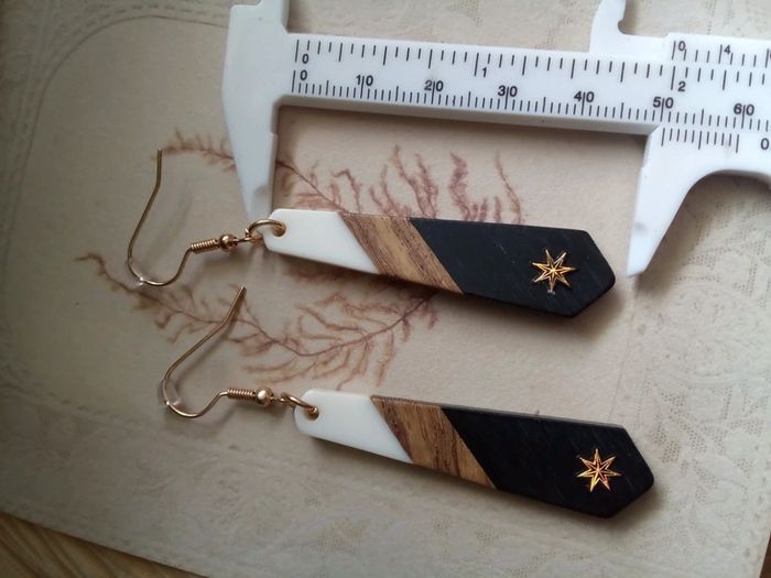 Boucles d'oreilles étoiles et bois - photo numéro 2