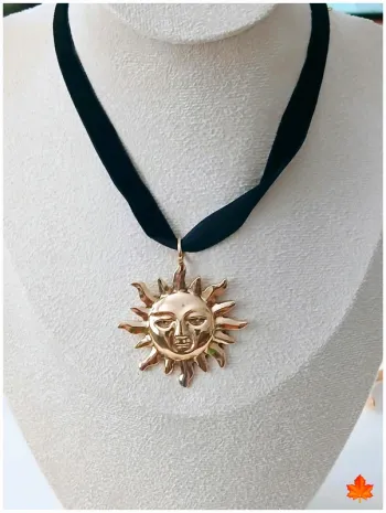 Collier  soleil doré & ruban noir – style rétro vintage chic