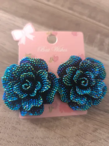 Jolies boucles d'oreilles irisées
