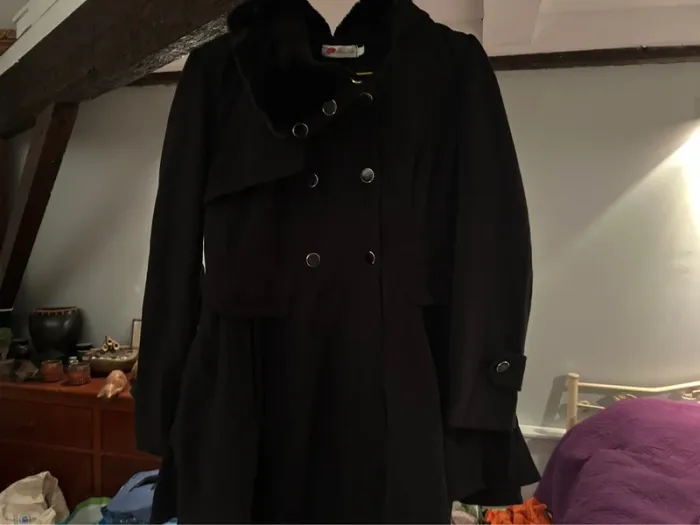 Manteau noir avec Fausse fourrure au cou.