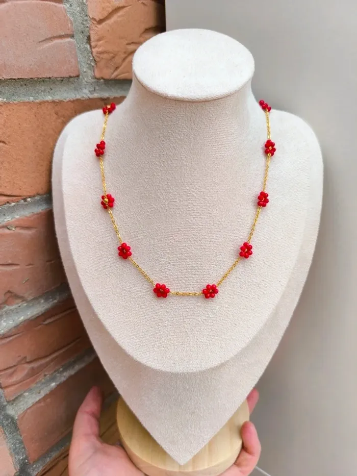 Collier doré avec fleurs marguerites rouges foncées - photo numéro 4