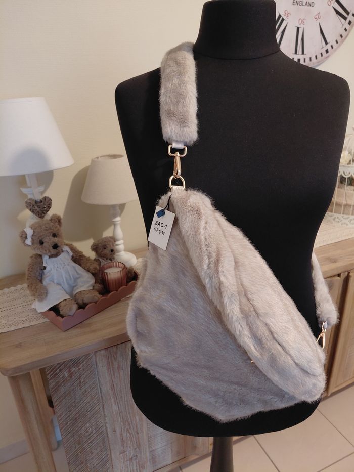 Grande banane en fourrure gris perle