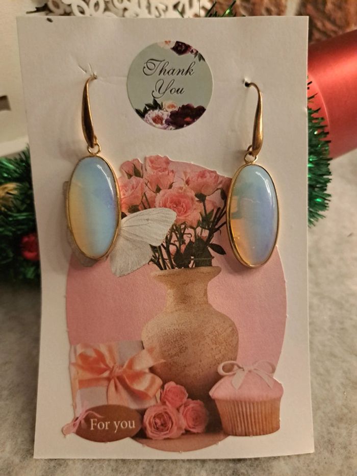 Boucles d'oreilles pendante doré et blanc translucide - photo numéro 4