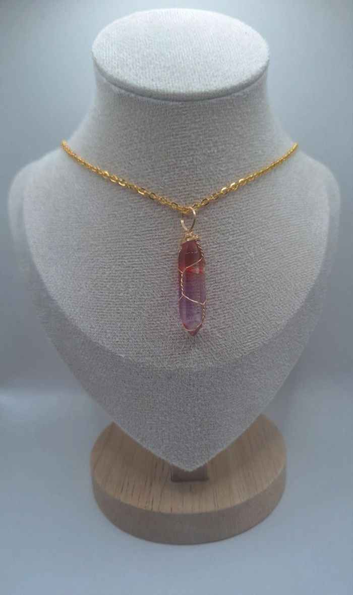 Collier pierre entourée de fil de fer