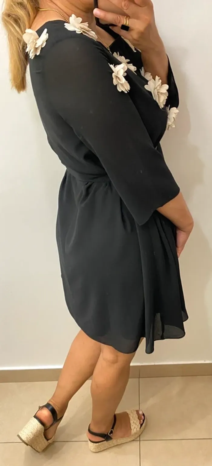 Superbe Robe Noire Chic Avec Fleurs - photo numéro 6