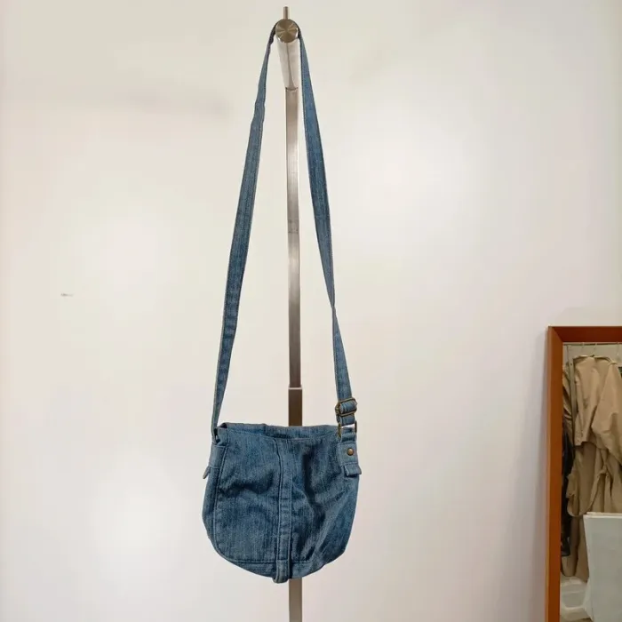 Sac bandoulière en jean bleu brodé de fleurs roses et rouges S031 - photo numéro 3