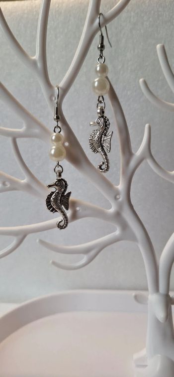 Boucles d’oreilles hippocampes perles blanches