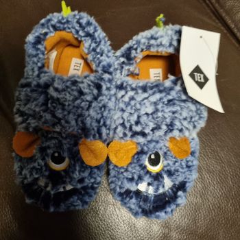 superbes chaussons taille 28 - neuf