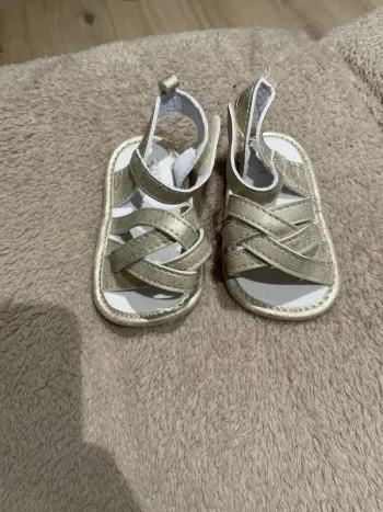 Nus pieds bébé dorés