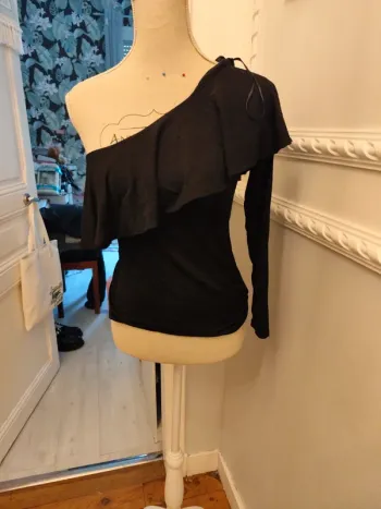 Top noir Camaïeu décolleté asymétrique à volants neuf S