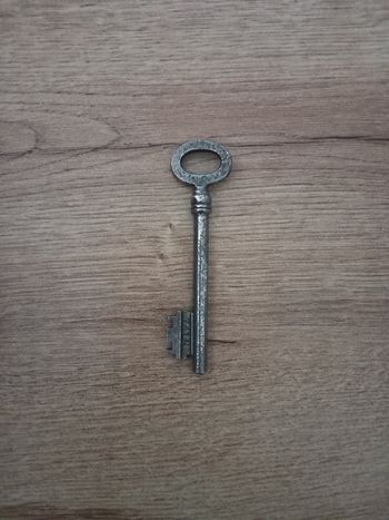 Clé ancienne en métal 9,1 cm " 427 ND / 741 N "