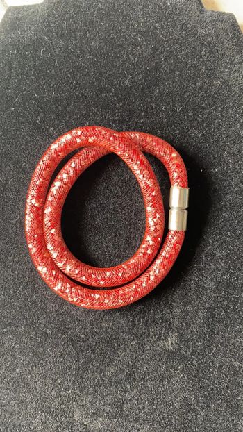Bracelet rouge avec strass