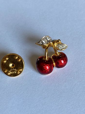 Broche pin’s cerises Ballou Reg D