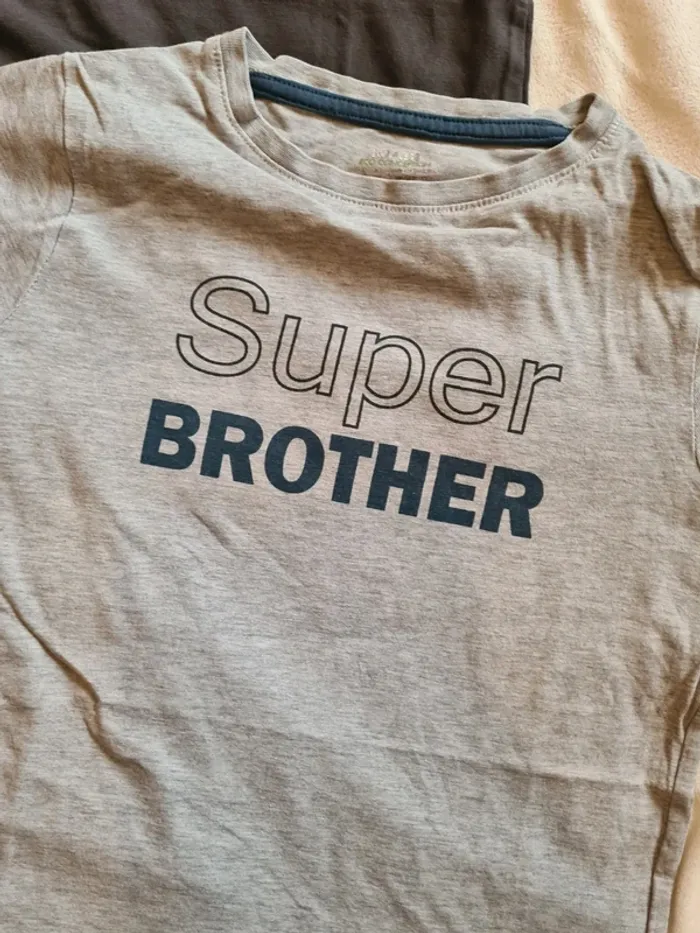 Lot 4  tee-shirt manches courtes 8 ans - photo numéro 3