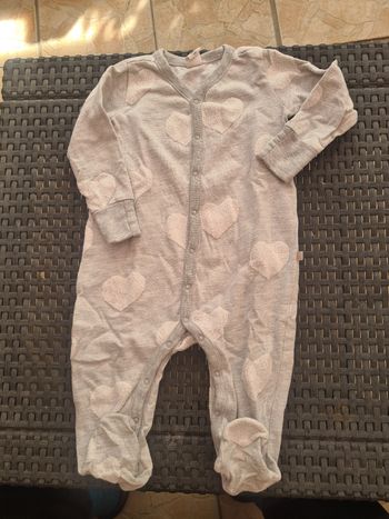 Pyjama. Bébé.  9 / 12 mois. Gris cœur blanc. GAP baby