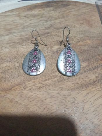 Boucles d'oreilles pendantes forme ovale motif triangle noir et fushia