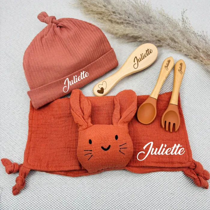 Coffret Naissance Bébé Personnalisé – Doudou Lapin, Bonnet, Brosse & Couverts - photo numéro 6