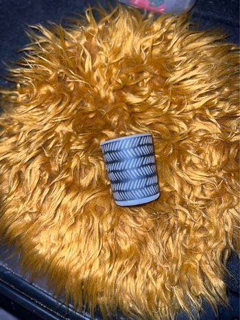 Petit tapis fausse fourrure posé plat dessous de plat napperon set de table jaune moutarde