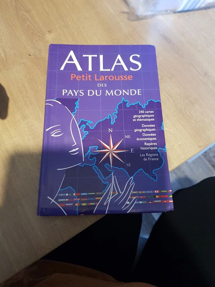 Atlas Petit Larousse des pays du monde